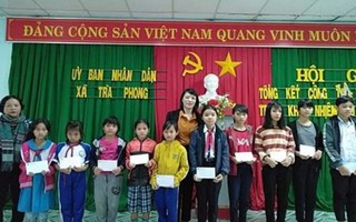 Quảng Ngãi: Tặng quà cho trẻ em nghèo hiếu học nhân dịp Tết Nguyên đán
