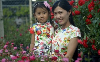 Mẹ và bé nô nức tới làng hoa Sa Đéc