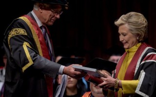 Bà Hillary Clinton nhận bằng danh dự của đại học hàng đầu xứ Wales
