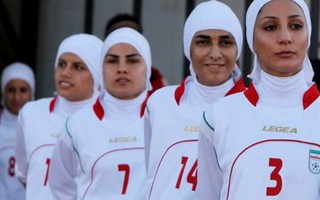 Cầu thủ bóng rổ nữ Hồi giáo được mang khăn hijab thi đấu
