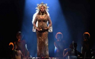 Beyonce kiêu hãnh hát cùng song thai