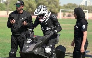 Cảnh sát Dubai gấp rút tập luyện lái mô tô bay đi tuần