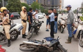 Hà Nội: Một nhà báo dũng cảm truy đuổi, đâm ngã 2 tên cướp