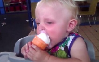 Phản ứng của bé khi chén món kem mát lạnh