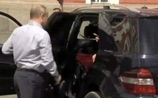 Nhân vật bí ẩn ngồi sau tay lái Tổng thống Putin 