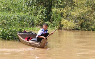 Học sinh vùng lũ An Giang lội nước đến trường