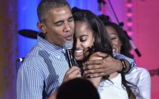 Obama hát mừng sinh nhật con gái bằng giọng 'siêu rè'
