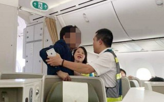 Xác minh vụ người đàn ông bị tố sàm sỡ cô gái trẻ trên máy bay 