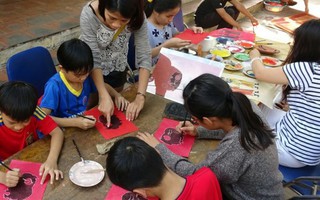 Làng tranh dân gian Kim Hoàng cuốn hút mẹ và bé