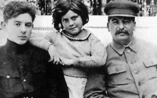 Đời tù binh của con trai Stalin