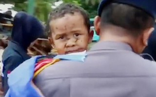 Bé 5 tuổi sống sót kỳ diệu 12 tiếng sau thảm họa sóng thần ở Indonesia