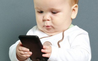 Dỗ con bằng smartphone, trẻ dễ mắc bệnh não 