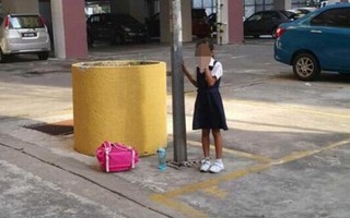 Bé gái 8 tuổi bị mẹ xích vào cột vì trốn học