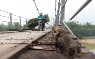 Nghệ An: Nguy hiểm rình rập tại cầu treo Đò Rô