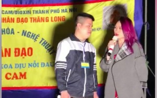 Mỹ Tâm bất ngờ song ca với chàng trai khuyết tật trên đường phố