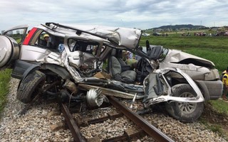 Nghệ An: Ô tô cố băng qua đường ray dẫn đến tai nạn thảm khốc