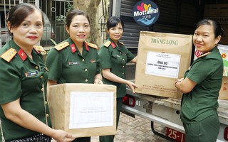 Hội viên phụ nữ Binh chủng Pháo binh ủng hộ đồ và 5 triệu đồng cho Mottainai 2018 