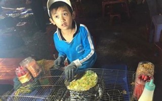 Bé 8 tuổi bán bánh tráng ở chợ đêm Đà Lạt