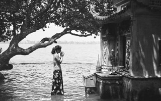 Hà Nội đầy thân phận và trôi dạt trong ảnh đen trắng Nguyễn Hữu Bảo