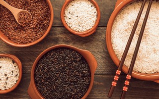 Có nên dùng gạo lứt thay hoàn toàn gạo trắng?