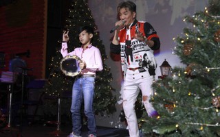 Cậu bé trống lắc Nguyễn Trung Hiếu biểu diễn cùng Mr.Đàm