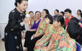 Danh ca Khánh Ly xúc động nghe trẻ khuyết tật hát nhạc Trịnh