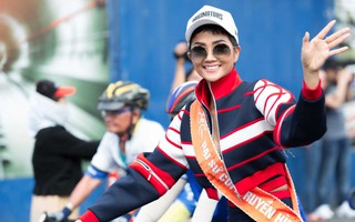 Hoa hậu H'Hen Niê chạy xe đạp quanh TPHCM Ngày 30/4