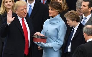 Đệ nhất phu nhân Melania Trump mặc kín trong lễ nhậm chức của chồng
