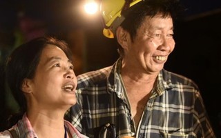 Người thân vỡ òa hạnh phúc khi đội bóng nhí Thái Lan mất tích trong hang 9 ngày được tìm thấy