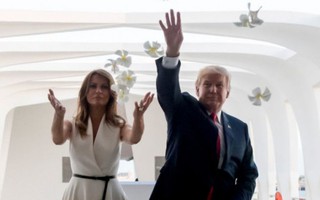 Tổng thống Trump cùng phu nhân tưởng niệm tại Trân Châu Cảng