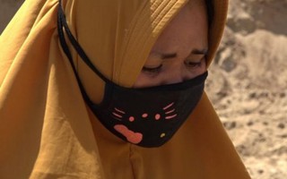 Góa phụ cầu nguyện cho chồng bên mộ tập thể sau thảm họa ở Indonesia