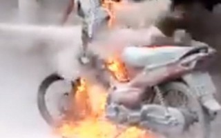 Mang bật lửa đốt xe máy vì bị CSGT bắt lỗi