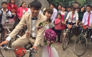 Rôm rả rước dâu bằng xe đạp 