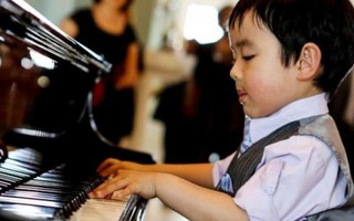Thần đồng piano Evan Le về Việt Nam chơi nhạc Trịnh