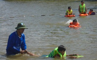 Phụ huynh Phú Yên 'chê' lớp bơi miễn phí