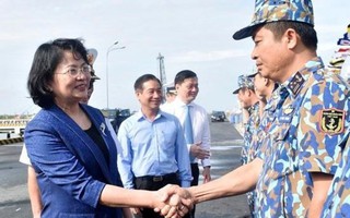 Phó Chủ tịch nước thăm và tặng quà cán bộ, chiến sỹ Vùng 2 Hải quân