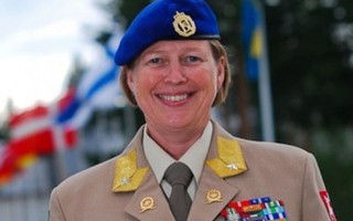 Kristin Lund - Nữ chỉ huy Mũ nồi xanh đầu tiên 