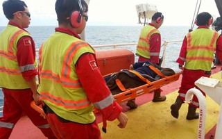 Dùng trực thăng cứu ngư dân tai nạn lao động trên biển