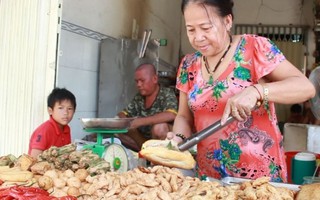 Quán bánh mỳ chả cá nổi tiếng vì ngon miệng, 'ngon mắt'