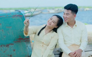 Ca sĩ Việt Tú ‘rủ rê’ cô gái Huế kể chuyện tình bên phá Tam Giang