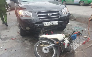 Tai nạn liên hoàn khiến 1 bé gái bị thương nặng trước cổng Bệnh viện Bạch Mai