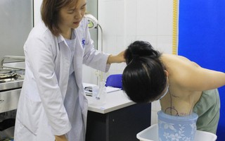 Mang bộ ngực gấp 6 lần bình thường, nữ bệnh nhân nhiều lần ngã sấp mặt