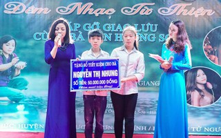 NSƯT Tố Nga nghẹn ngào hát trong đêm nhạc thiện nguyện ở Ngã ba Đồng Lộc