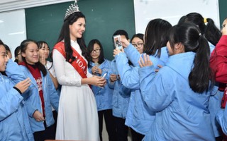 Miss Photo 2017 Vũ Hương Giang tinh khôi về thăm trường cũ