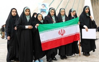 Phụ nữ Iran có thể ngồi tù 10 năm nếu theo phong trào cởi khăn trùm đầu
