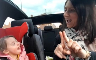 Clip hát trong ôtô của 50 cặp mẹ con mắc bệnh Down gây bão mạng
