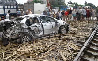 Nam Định: Tàu hỏa đâm ô tô, 4 người trong gia đình thương vong