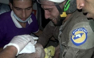 Lính cứu hộ Syria bật khóc nức nở khi cứu bé gái khỏi đống đổ nát