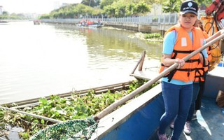Nữ tình nguyện viên miệt mài vớt rác trên kênh Nhiêu Lộc - Thị Nghè