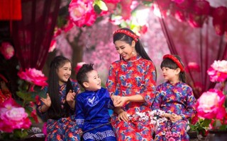 Hoa hậu Ngọc Hân chiều trẻ em với áo dài hình Gà